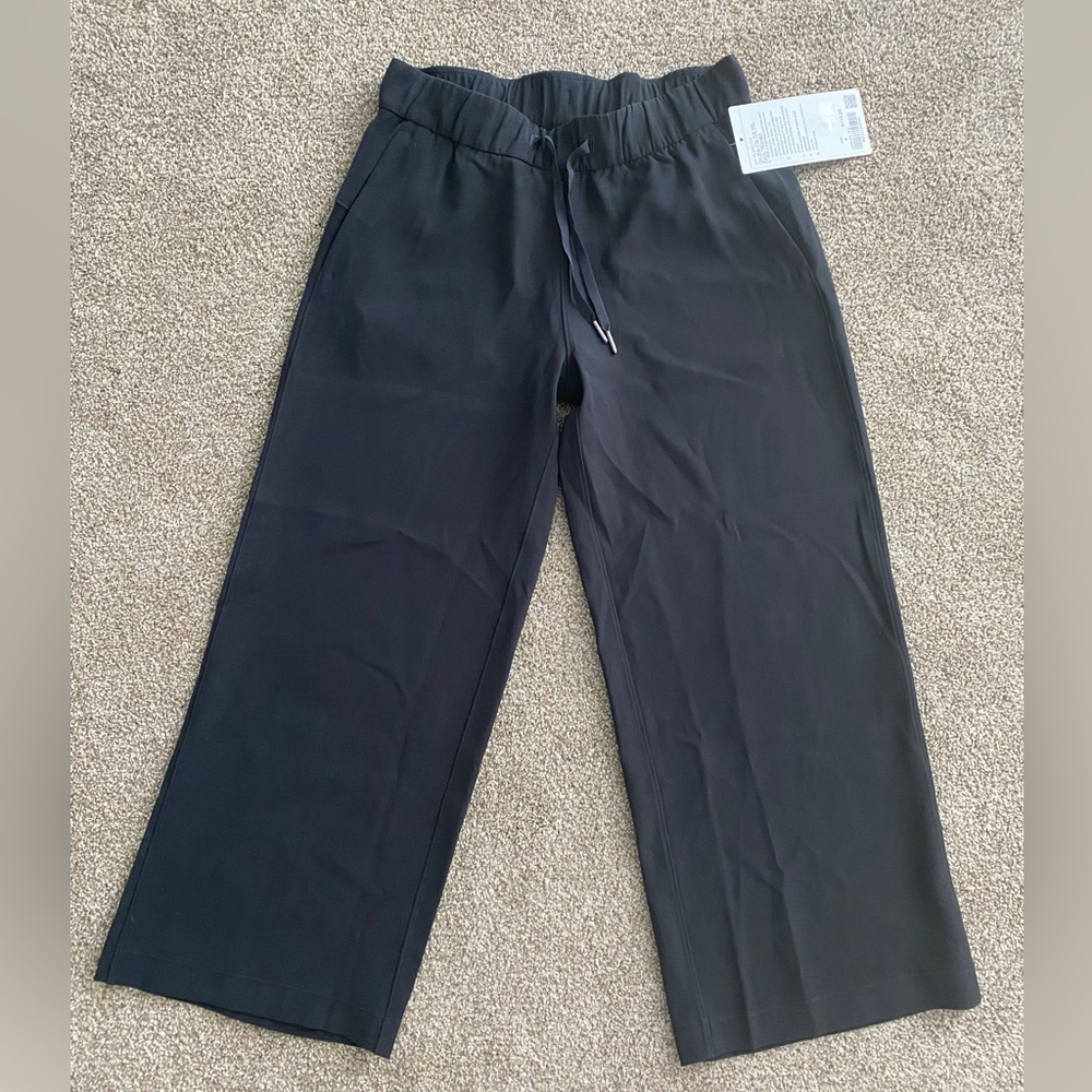 Lululemon On the Fly 7/8 wide leg pant woven color black size 4